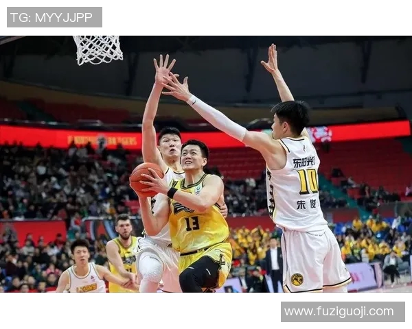 广厦队与吉林队激战正酣篮球赛精彩瞬间回顾与分析